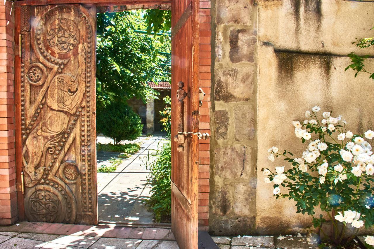Hotel Georgia Gori Bagian luar foto